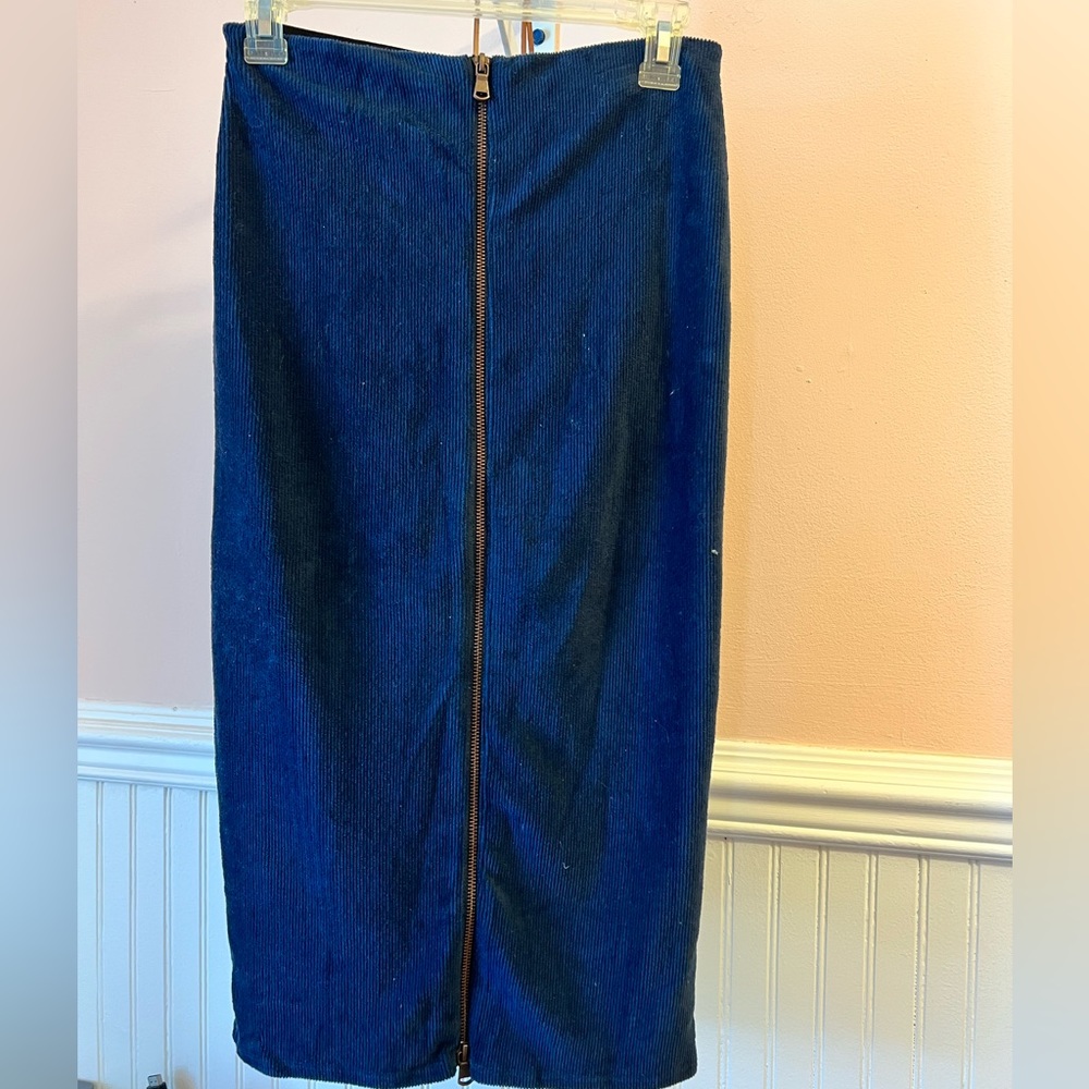 MIDI skirt with back zip-up